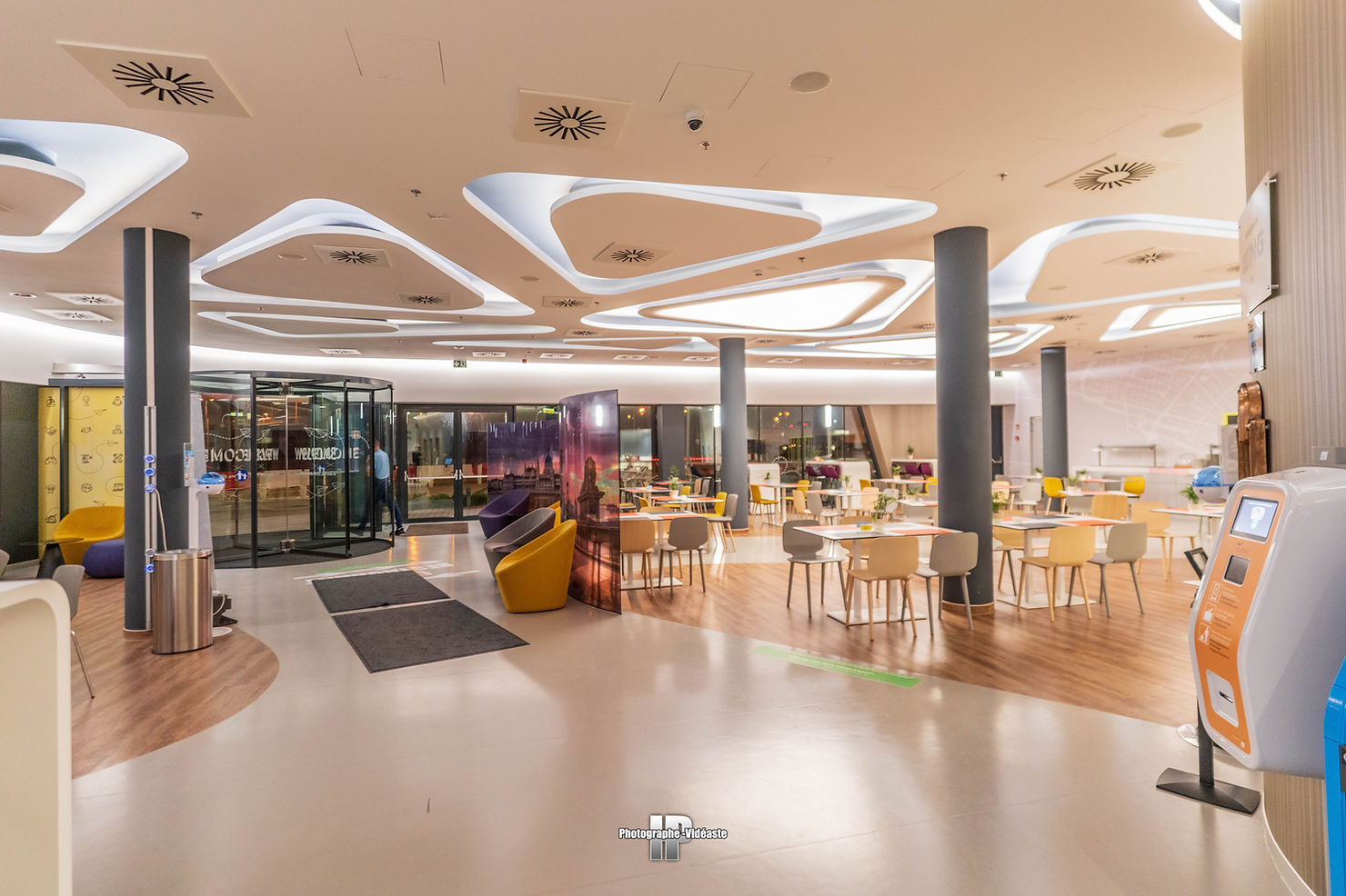 le hall d'entrer d'un hôtel spacieux et lumineux